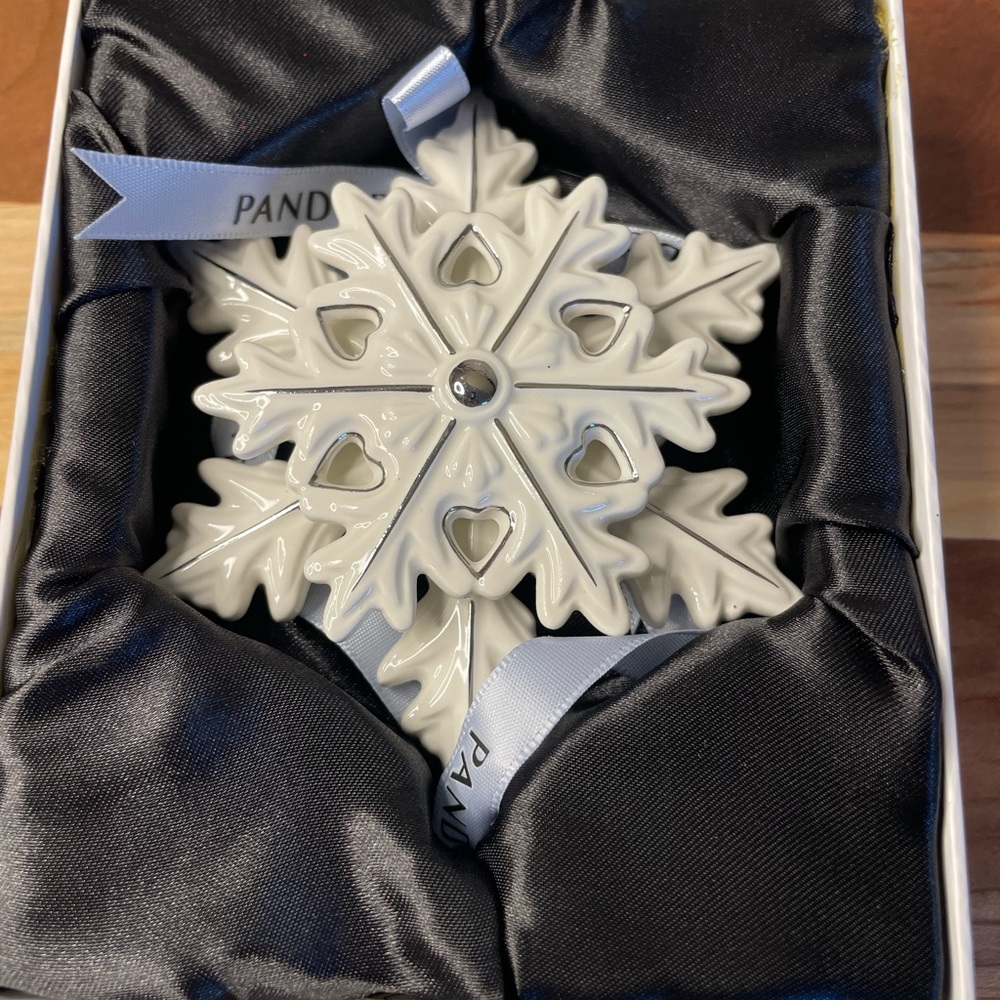 Pandora Snowflake Christmas Ornament 2015 Limited Edition & Original Box PUSP002